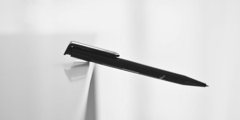 Bolígrafo al borde de una mesa simulando el suicidio