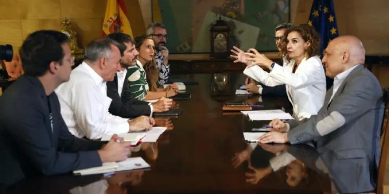 Las delegaciones de PSOE y Sumar, este miércoles minutos antes de comenzar su reunión.