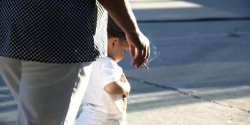 Ejemplo de tabaquismo pasivo en la infancia