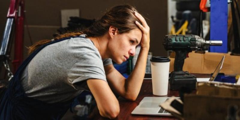 Mujer en su mesa de trabajo