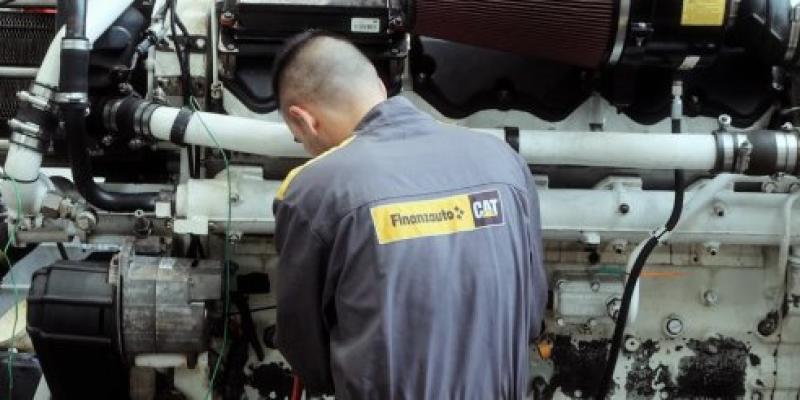 Trabajador técnico de vehículos de espaldas