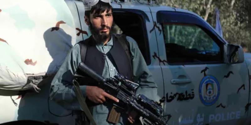 Los talibanes, armas y plumas