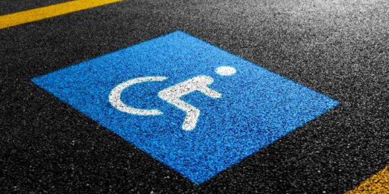 Una plaza de aparcamiento para una persona con discapacidad.