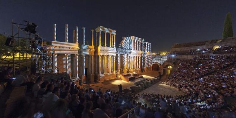 Imagen nocturna del teatro romano de Mérida 