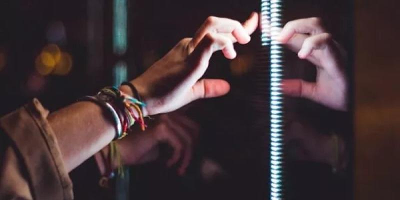 Mano de una persona tocando una pantalla 