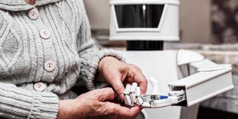 Un robot cuidador autónomo atiende a una persona mayor 