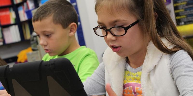 Dos niños utilizando una tablet