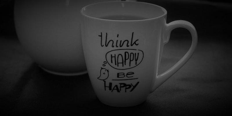 Taza de té con un mensaje feliz para aplicar durante este aislamiento por el coronavirus