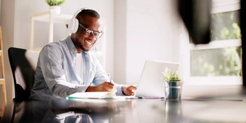 Chico teletrabajando