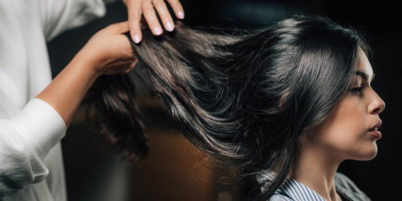Hombre tocando el pelo de una chica