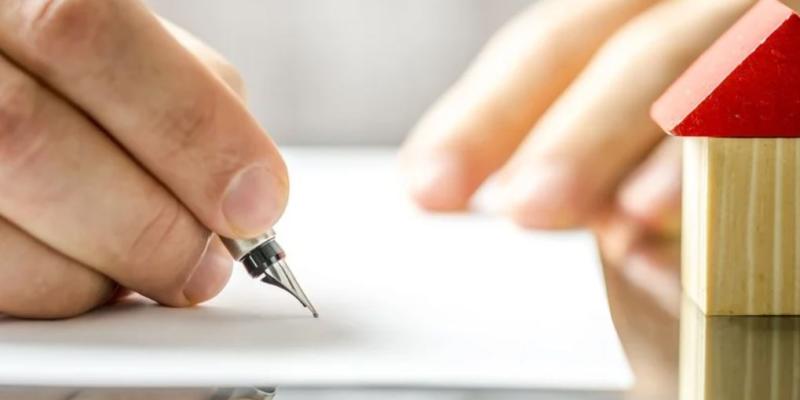 Manos de una persona firmando un testamento solidario