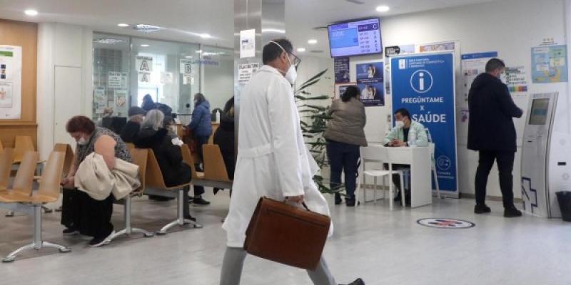 Pacientes esperando ser atendidos en un centro de salud de Atención Primaria