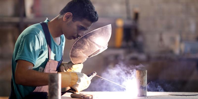 Un joven desempleado recibe formación laboral en el Líbano.