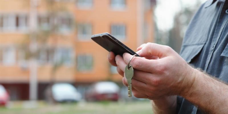 Una trabajadora responde a un mensaje justo antes de llegar a su casa 
