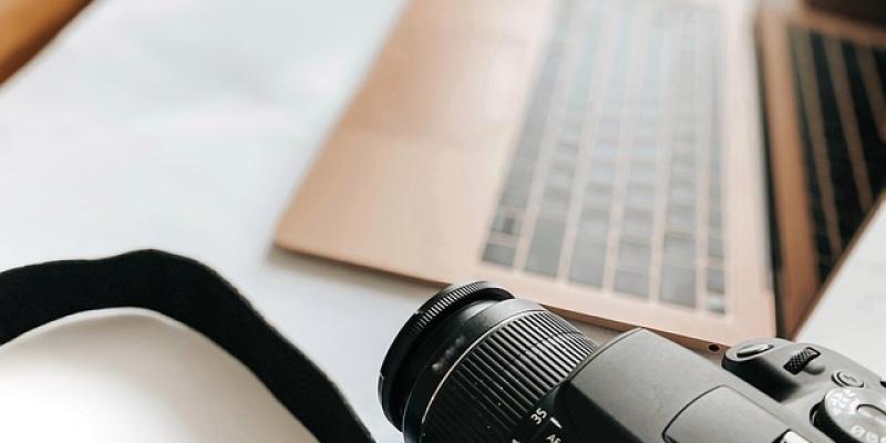 Imagen de un portátil y una cámara de fotos