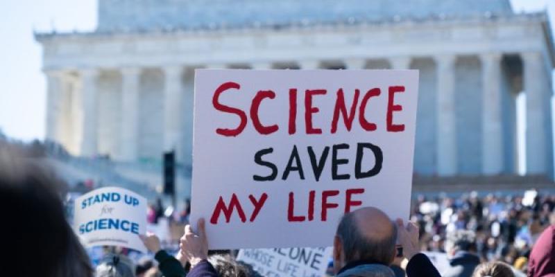 Manifestación contra los recortes en ciencia de Trump
