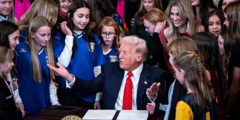 Trump con el decreto que prohíbe a las mujeres trans competir en categoría femenina