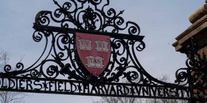 El escudo adorna una puerta en el campus de la Universidad de Harvard en Allston, Massachusetts 