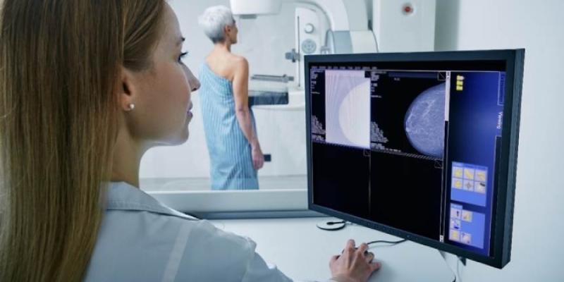 Una investigadora observa una imagen en una pantalla