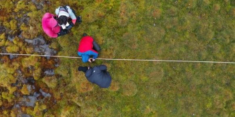 Imagen de dron del equipo de investigación en una de las turberas del Ártico