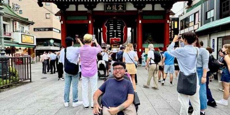 Chico con silla de ruedas en Japón