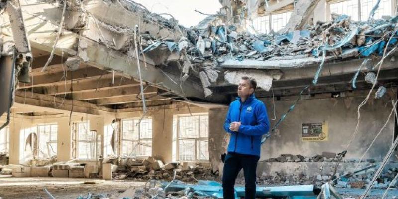 Yurii Veres El coordinador de Ayuda de Emergencia, Tom Fletcher, visita una clínica médica alcanzada por un misil en Zaporizhzhia (Ucrania).