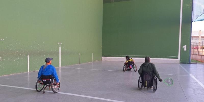 Jugadores de frontenis en silla de ruedas