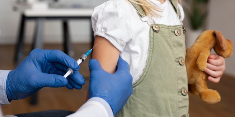 Una científica tiene una inyección entre sus manos para hacer una prueba 