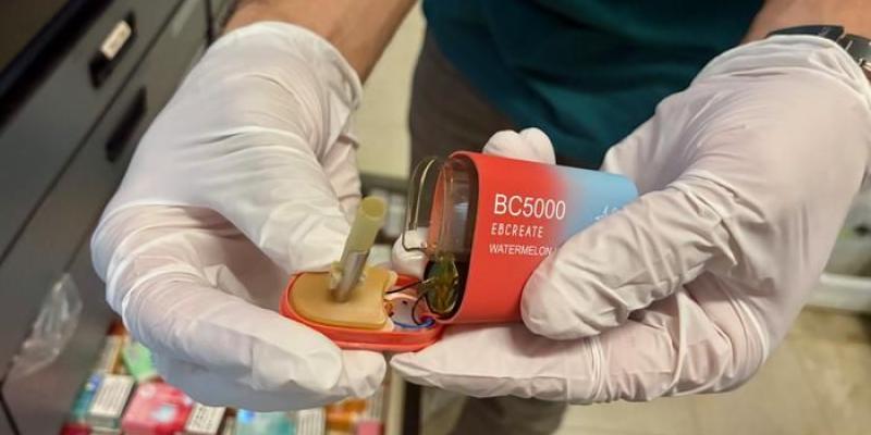 Primer plano de componentes internos de un cigarrillo electrónico desechable |