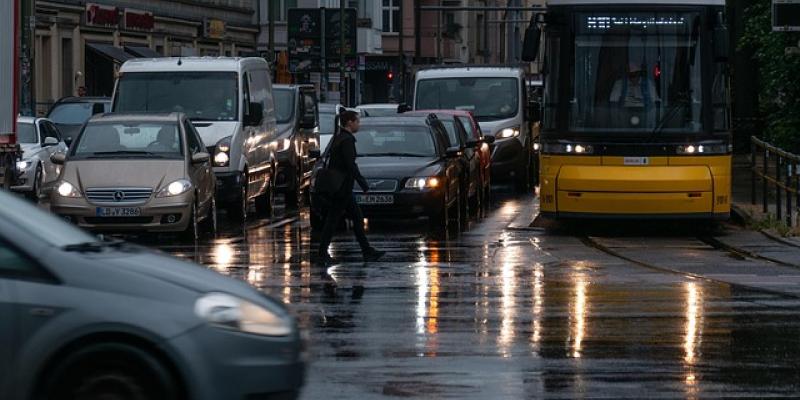 Carretera con coches y autobuses en mitad de la lluvia