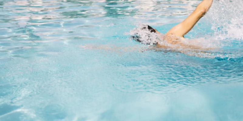 Beneficios de nadar en verano