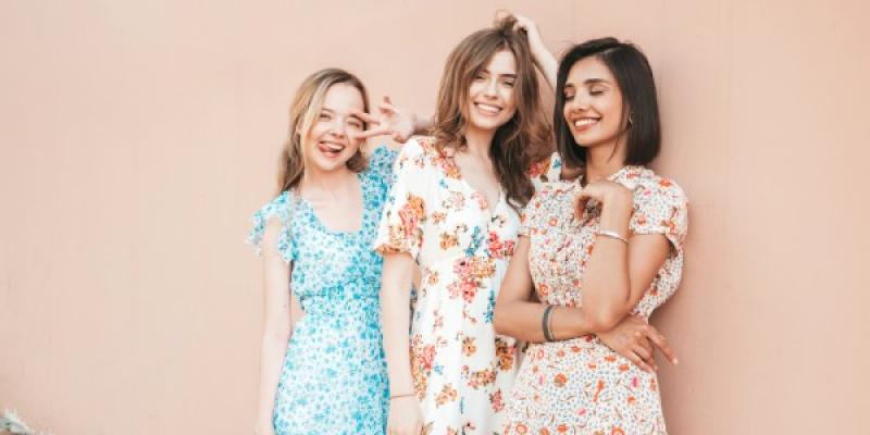 3 chicas con vestidos veraniegos