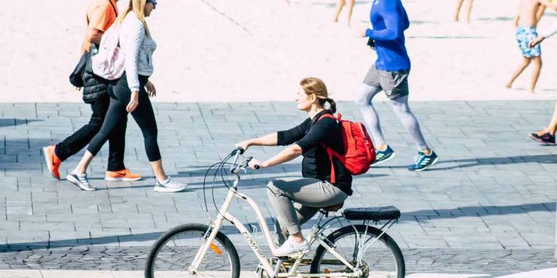 Personas caminando, corriendo o en bicicleta en Tel Aviv (Israel) | Foto de 123RF/joseh51