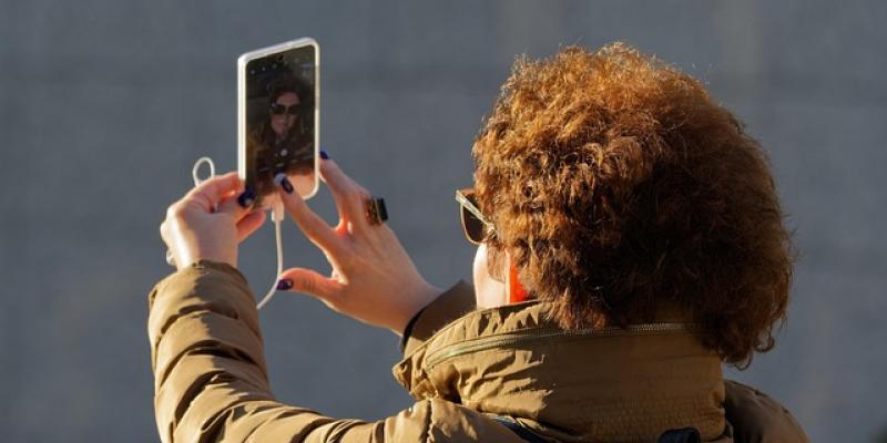 Señora haciendo una videollamada