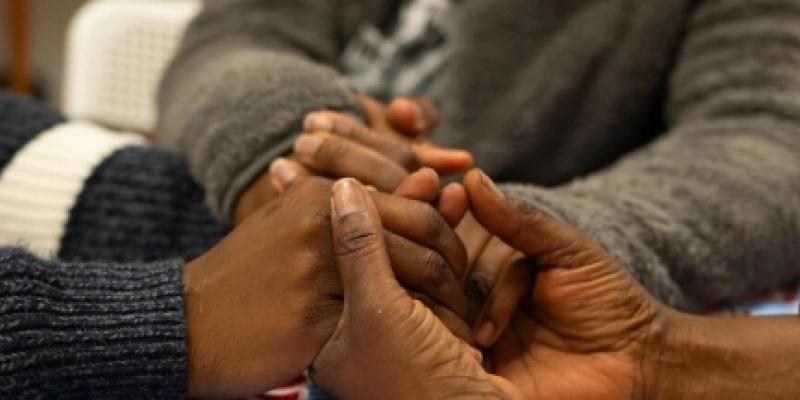 Manos de mujeres de raza negra