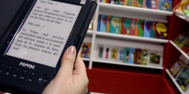 Manos de una mujer leyendo un ebook sobre violencia machista