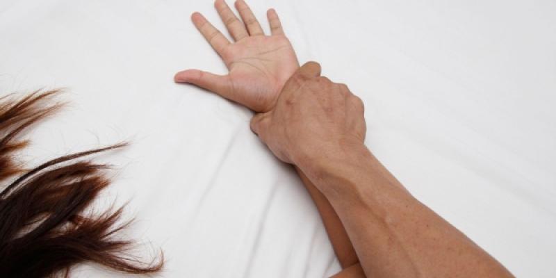 Manos de una persona ejerciendo violencia sexual