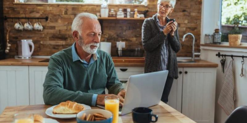 Estafas telefónicas con IA a personas mayores