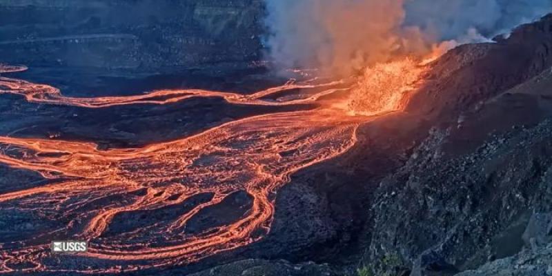 Erupción de lava en el volcán Kilauea de Hawái, este miércoles.