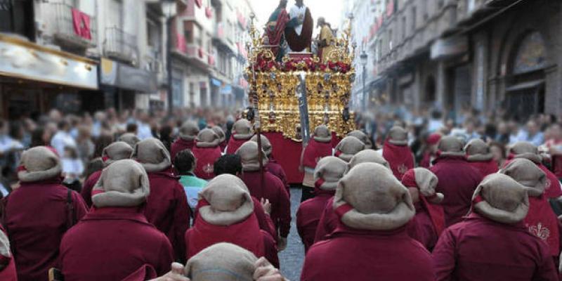 Costaleros detrás del paso/ Cadena Cope