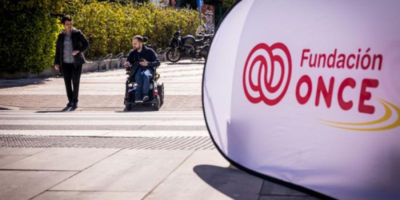 Hombre en silla de ruedas probando el sistema