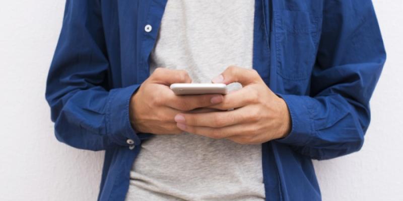 persona usando el móvil