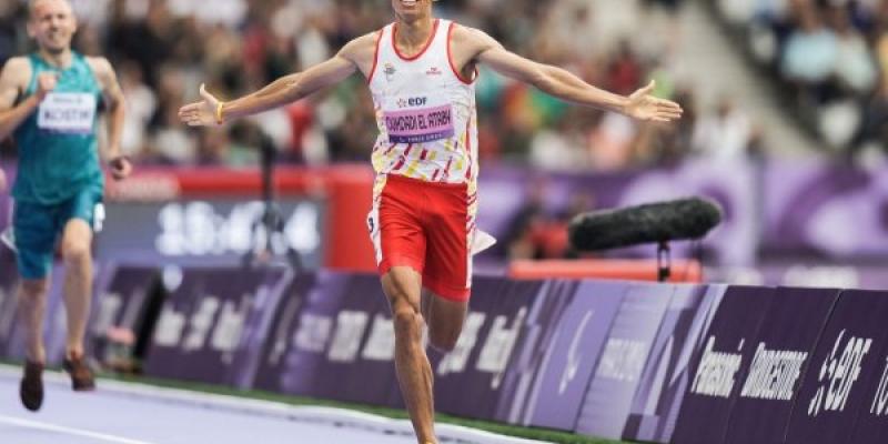 Ouhdadi levanta los brazos al ganar los 5.000 metros en los Juegos de París 