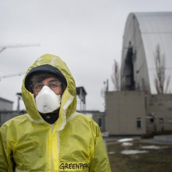 Andrey Allakhverdov, responsable de comunicaciones de Greenpeace Europa Central y del Este, ante el sarcófago de la central de Chernóbil