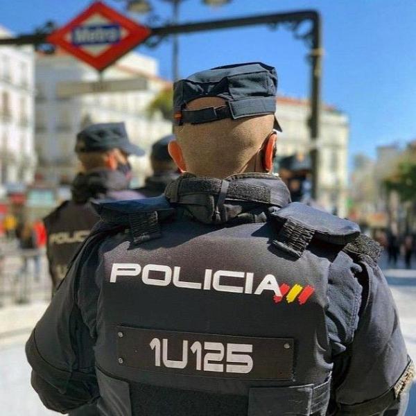 Dos agentes patrullan junto a una estación de Metro de Madrid