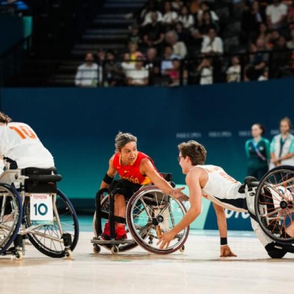 Foto del equipo femenino de baloncesto en silla en París