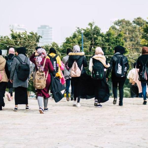 Varias personas caminando de espaldas