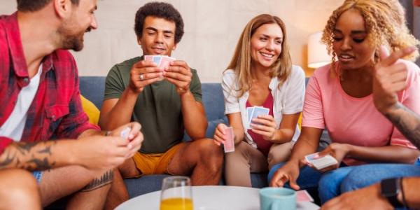 Amigos jugando a juegos de cartas