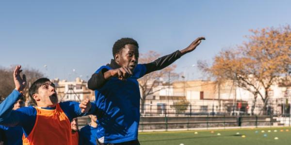 Chicos jugando al fútbol