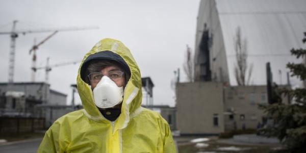 Andrey Allakhverdov, responsable de comunicaciones de Greenpeace Europa Central y del Este, ante el sarcófago de la central de Chernóbil 